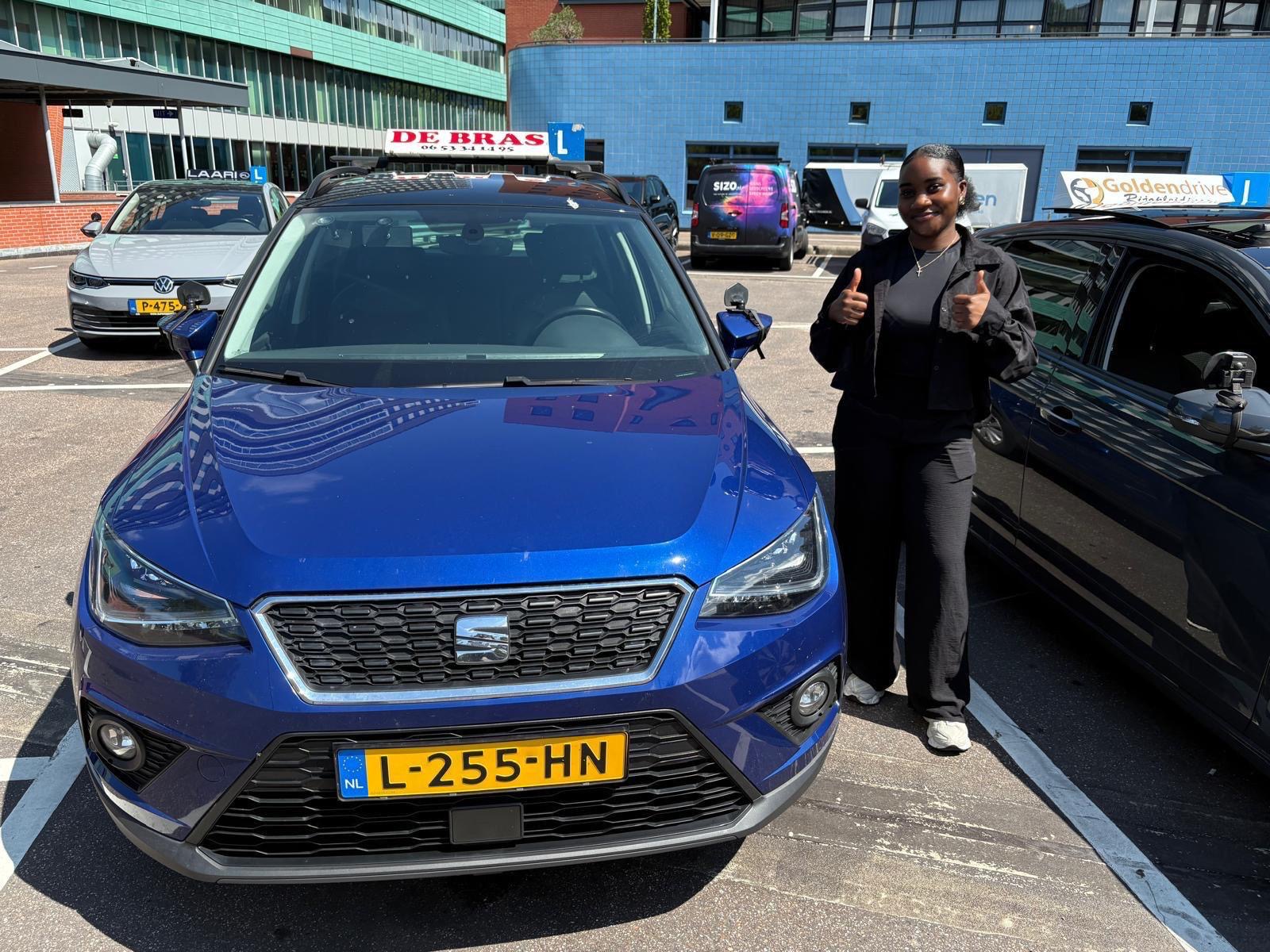 Geslaagde leerling van Rijschool De Bras bij de lesauto