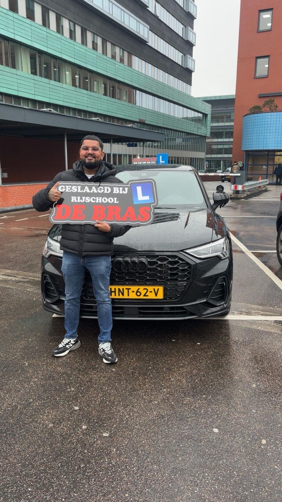 Geslaagde leerling van Rijschool De Bras bij de lesauto
